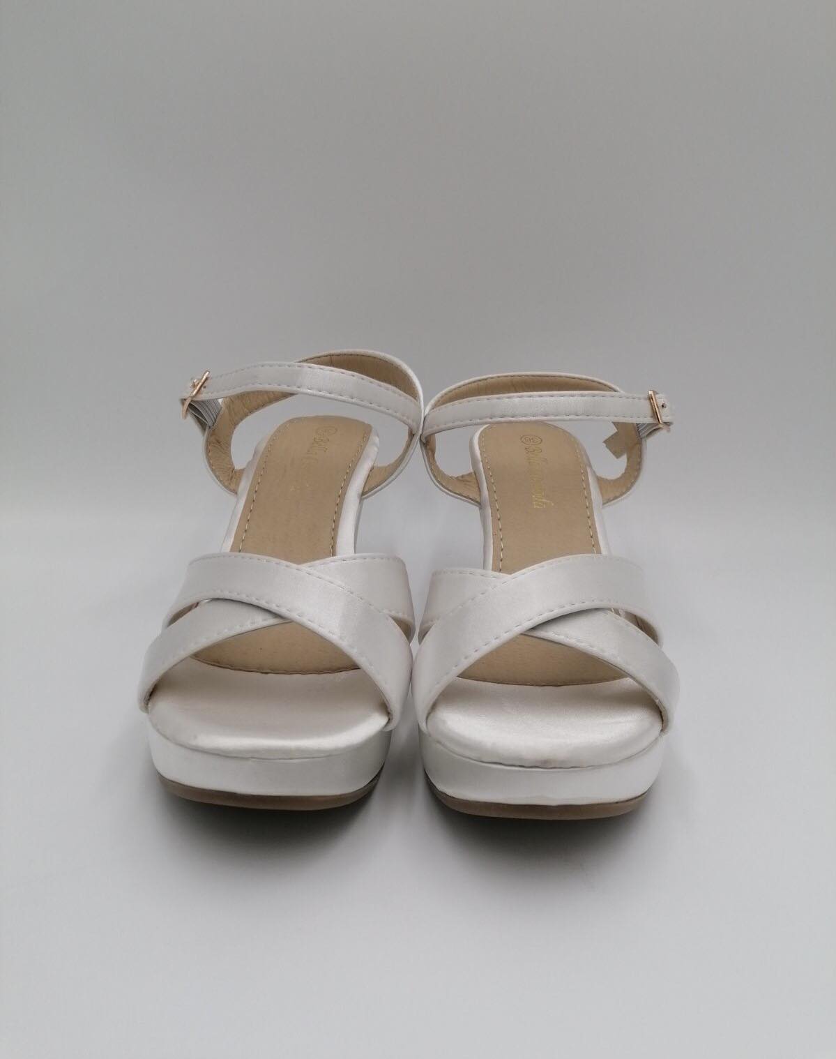 Hvid kilehæl sandal