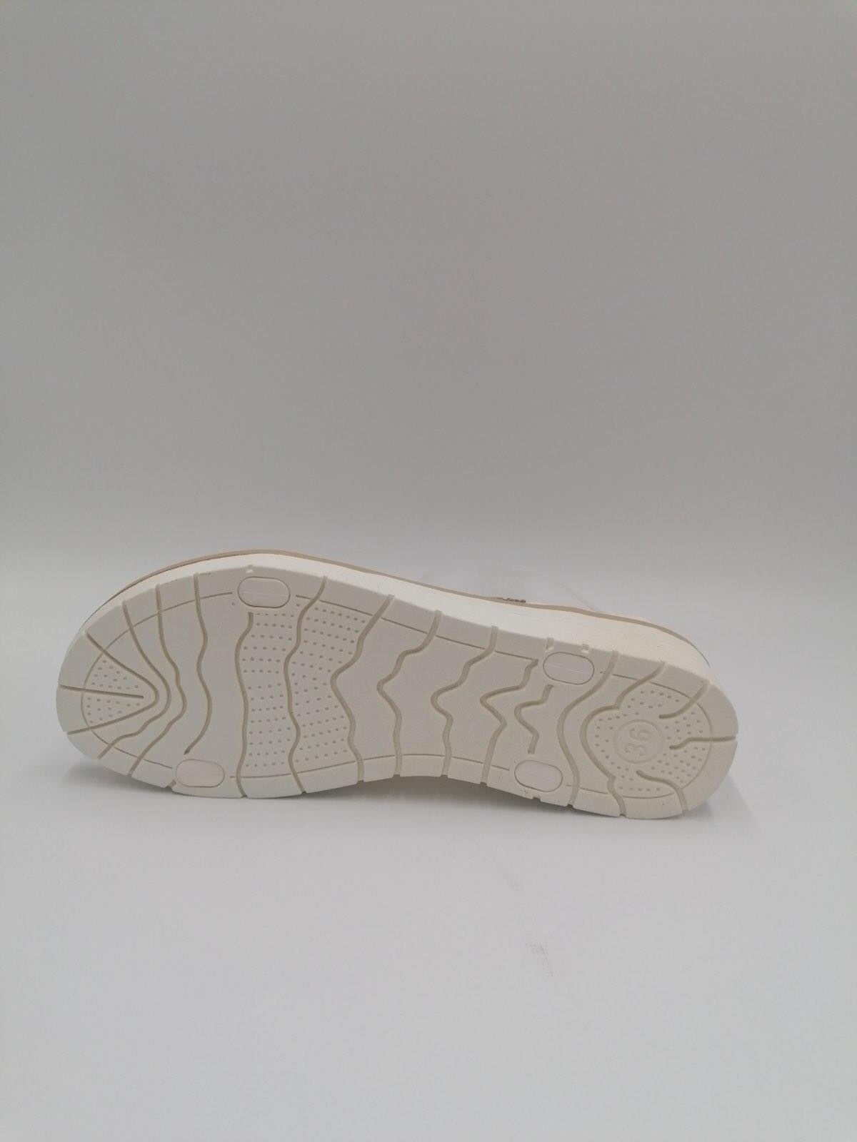 Hvid sandal med sten