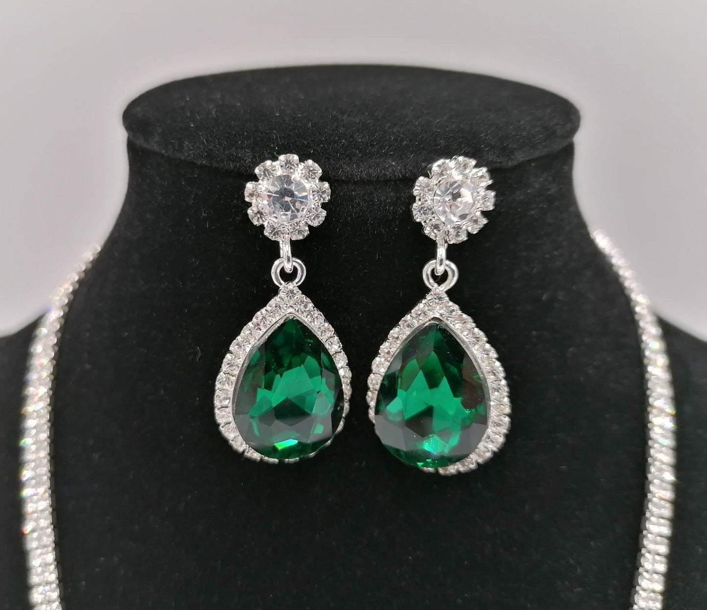Smykkesæt med stor grøn diamantsten