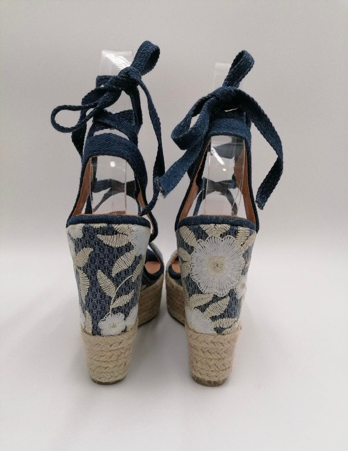 Kilehæl sandal med blomstermønster