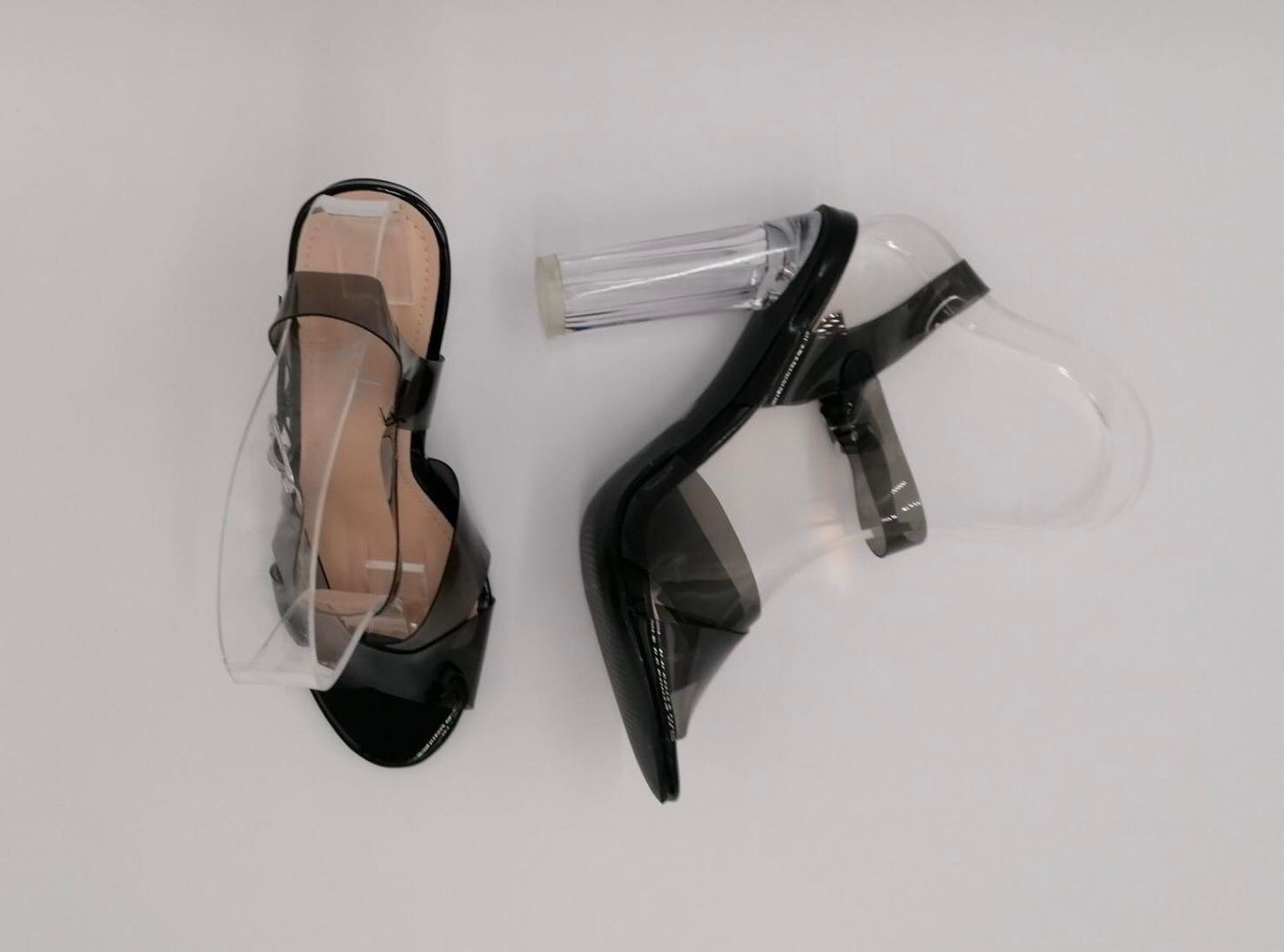 Stiletter med sort rem og transparent hæl