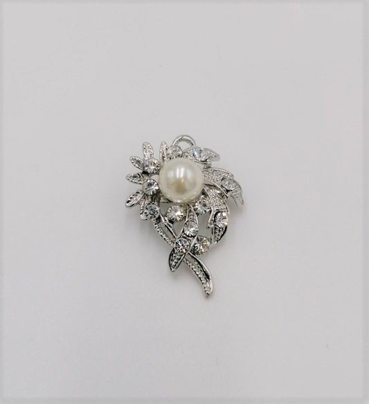 Sølv broche med hvid perle